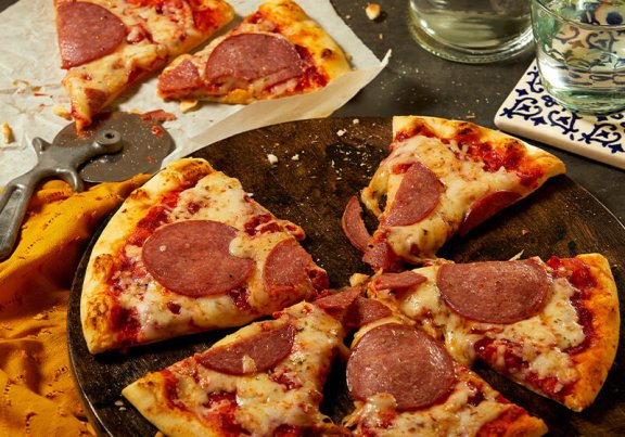 Glutenfreie Pizza mit Salami - Glutenfreie Fertigpizza für Gastronomie